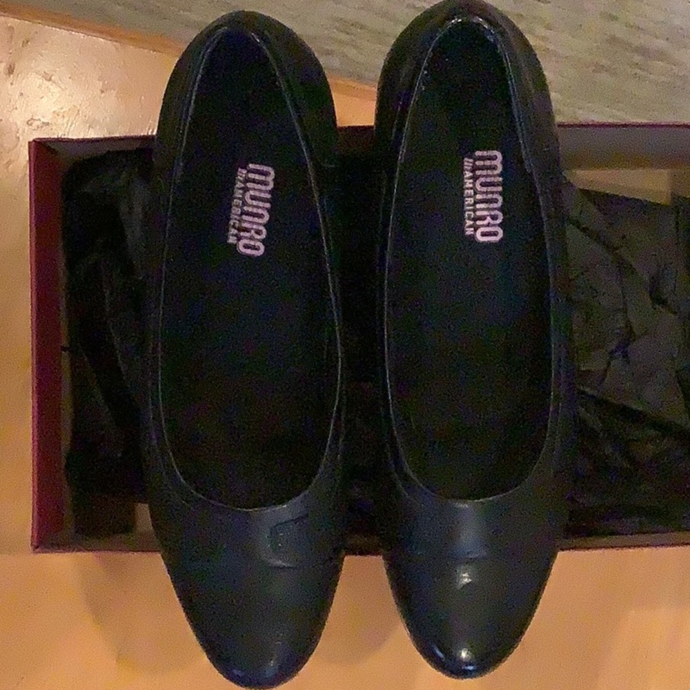 Munro shoes. Black KID/ black patent. Jillian. 9 1/2 medium.  NWOT.